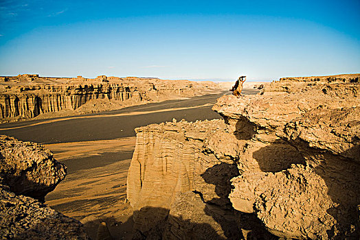新疆,罗布泊,雅丹地貌,沙漠,沙岩,蓝天,女人,漂逸