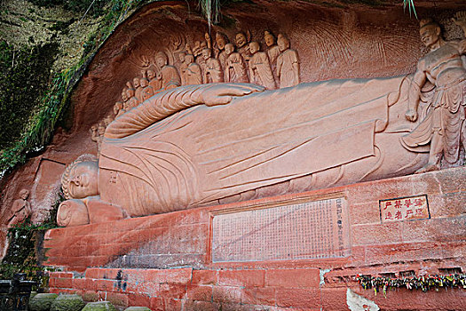 悬崖峭壁上开凿的佛教寺庙,佛像