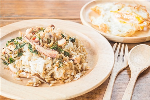 米饭,炒菜,鱿鱼,罗勒,煎鸡蛋,泰国食品