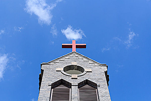 蓝天下的基督教堂