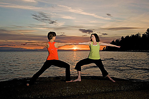 两个女人,帮助,瑜伽姿势,正面,美女,日落,岸边,太平洋,海洋,靠近,不列颠哥伦比亚省,温哥华,海岸,山区,加拿大