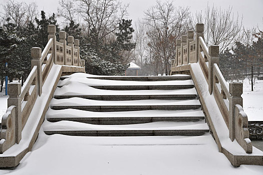 雪后的小桥阶梯