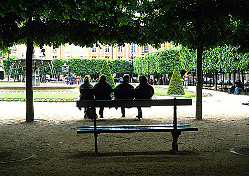 人,坐,一起,长椅,公园,后面