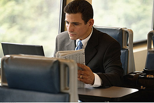 商务人士,笔记本电脑,报纸,列车
