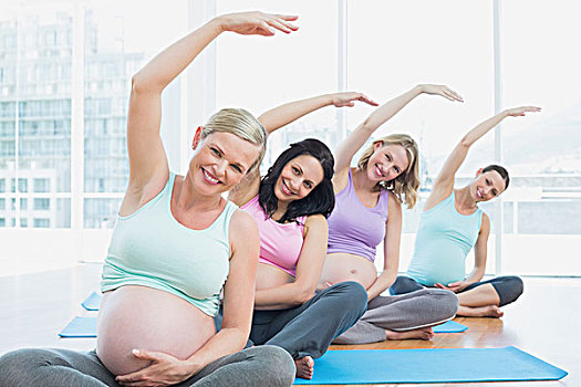 孕妇,瑜伽课,坐,垫子,伸展,手臂