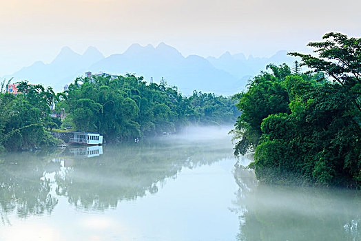 雾中江景