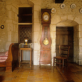 钟表,椅子,展示,石墙