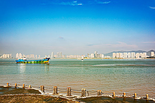 厦门海湾公园远眺海沧区