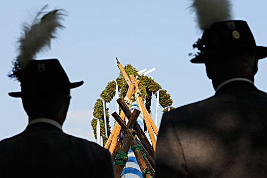 两个,男人,穿,传统,服饰,看,五月花柱,向上,上巴伐利亚,巴伐利亚,德国,欧洲