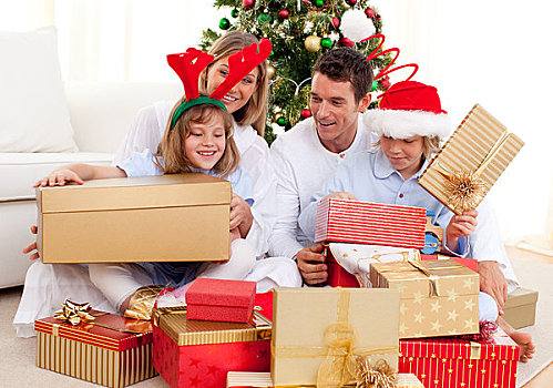 年轻家庭,乐趣,圣诞礼物