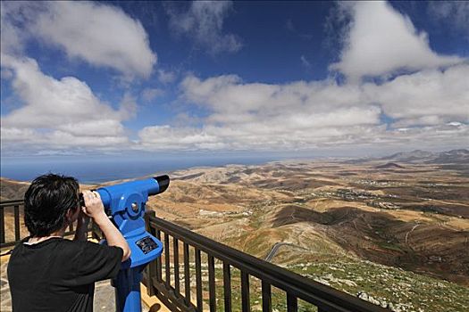 眺台,女人,看,槽,望远镜,富埃特文图拉岛,加纳利群岛