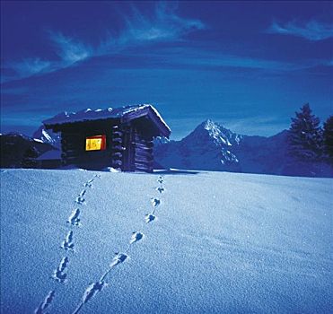 木屋,雪中,晚间,气氛,夜晚,灯,窗户,冬天,欧洲,小屋,照亮,山峦,阿尔卑斯山,孤单,痕迹,假日