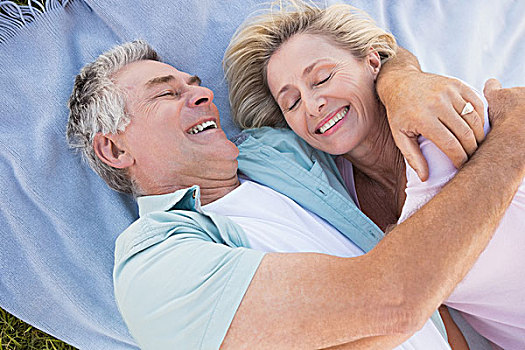 高兴,老年,夫妻,搂抱,毯子