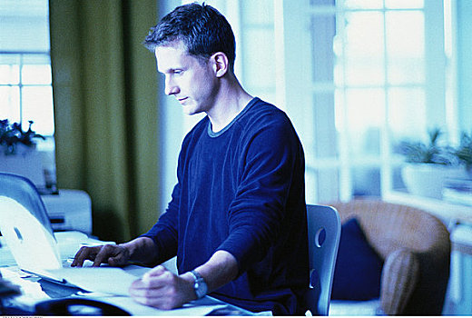 男人,坐,书桌,使用笔记本,电脑