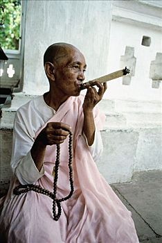 缅甸,曼德勒,区域,女僧侣,抽雪茄,拿着,念珠