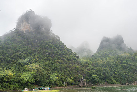 烟雨中的中国桂林漓江山水风光