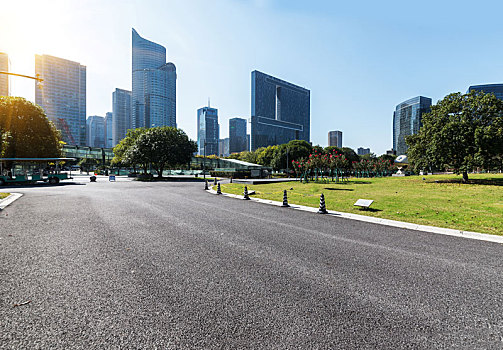 汽车广告背景,公路和现代城市建筑