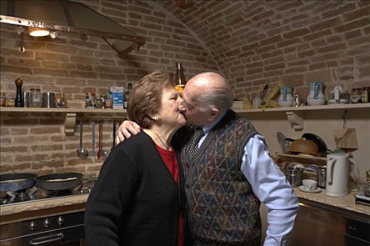 老年,夫妻,厨房,吻
