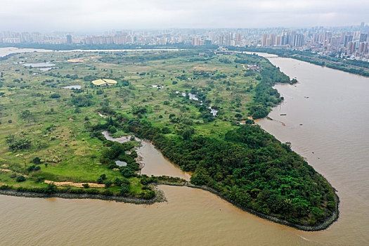 航拍海南海口府城镇农场,南渡江水道沙洲岛屿