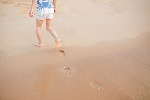 沙滩上的小脚印