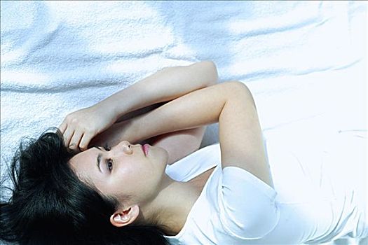 女青年,側躺