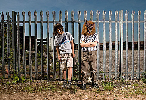 两个,男孩,正面,金属,栏杆,戴着,狼,面具,威尔特,英国,六月