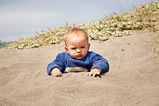 幼儿,男孩,掩埋,沙子