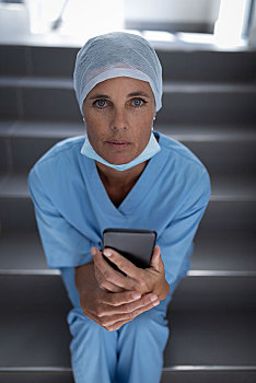 女性,外科,坐,阶梯,容器,拿着,手机