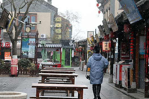 山东省日照市,小年迎来初雪,市民雪中漫步东夷小镇