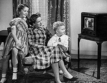 中年,女人,儿子,女儿,看电视