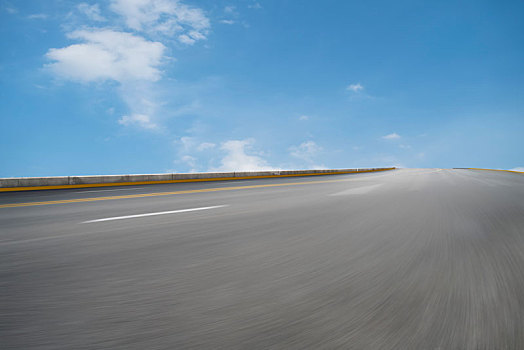 道路沥青路面和天空云彩景观