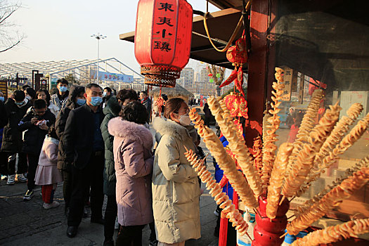 山东省日照市,上百种特色小吃让人欲罢不能,这个旅游小镇春节热闹的堪比赶年集