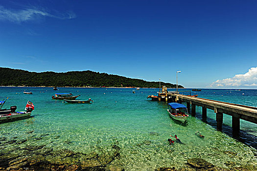malaysia,perhentian,islands,kecil,pontoon,into,transparent,turquoise,see