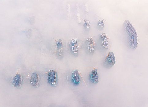 大雾中的楼宇