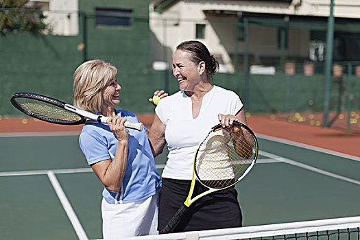 老年女性,搂抱,网球场
