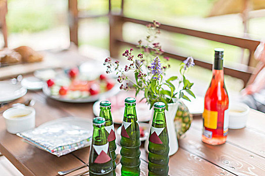瓶装水,葡萄酒,食物,庭院桌