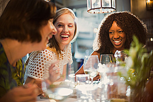 笑,女人,朋友,交谈,就餐,餐厅桌子