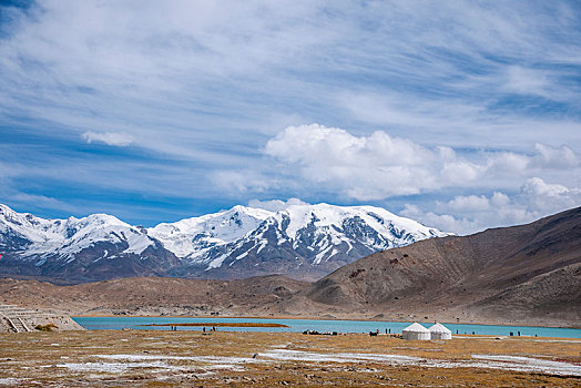 新疆帕米尔高原葱岭上的喀拉库勒湖