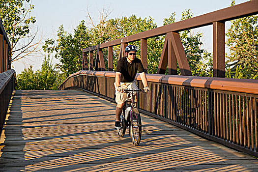 男人,骑,电,自行车,上方,桥,埃德蒙顿,艾伯塔省,加拿大