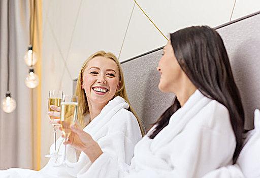 酒店,旅行,友谊,高兴,概念,微笑,女朋友,香槟,玻璃,床上