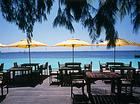 折叠躺椅,桌子,伞,海滩