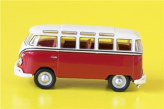 红色公交车,隔绝,黄色背景
