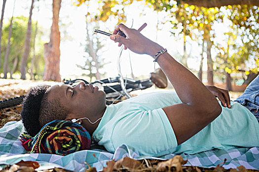 男人,打手机,躺着,野餐毯,男青年