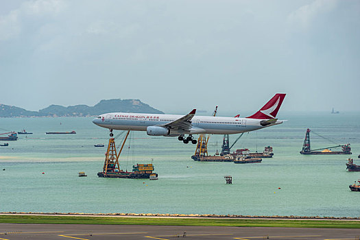 一架国泰港龙航空的客机正降落在香港国际机场