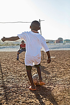 男孩,玩,足球,一起,泥土,地点