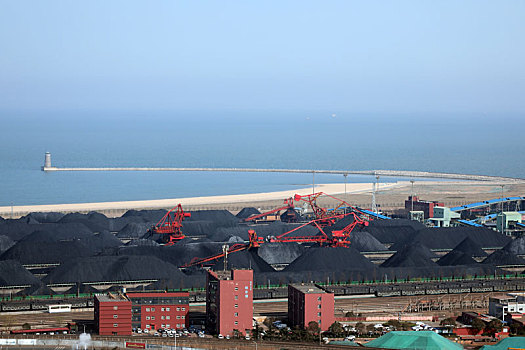 山东省日照市,港口运输生产繁忙有序,煤炭,矿石,集装箱整装待发