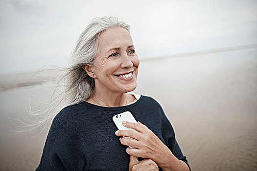 微笑,老年,女人,拿着,手机,冬天,海滩