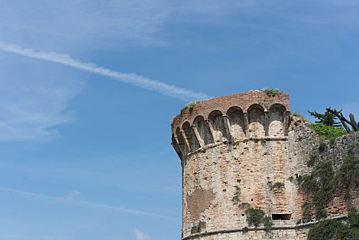 城堡的一角和蓝天白云