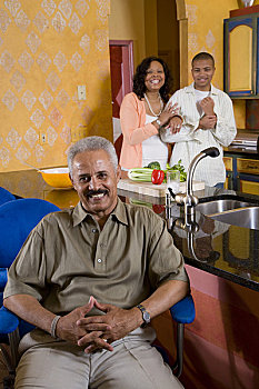 肖像,成熟,美国黑人,坐,正面,家庭,厨房