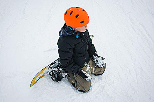 俯拍,男孩,滑雪板,跪着,雪中
